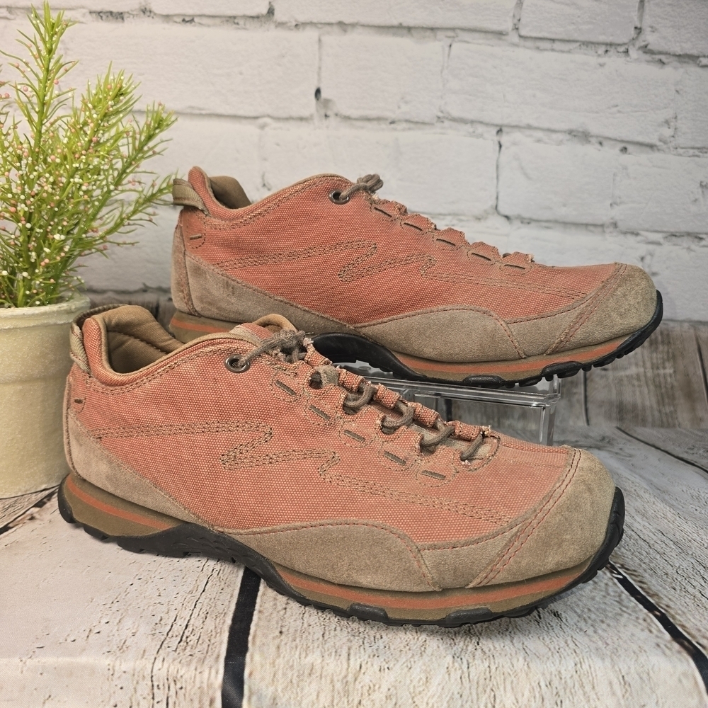 L.L. Bean Men's Coral and Tan Sneakers SIZE 8.5 M